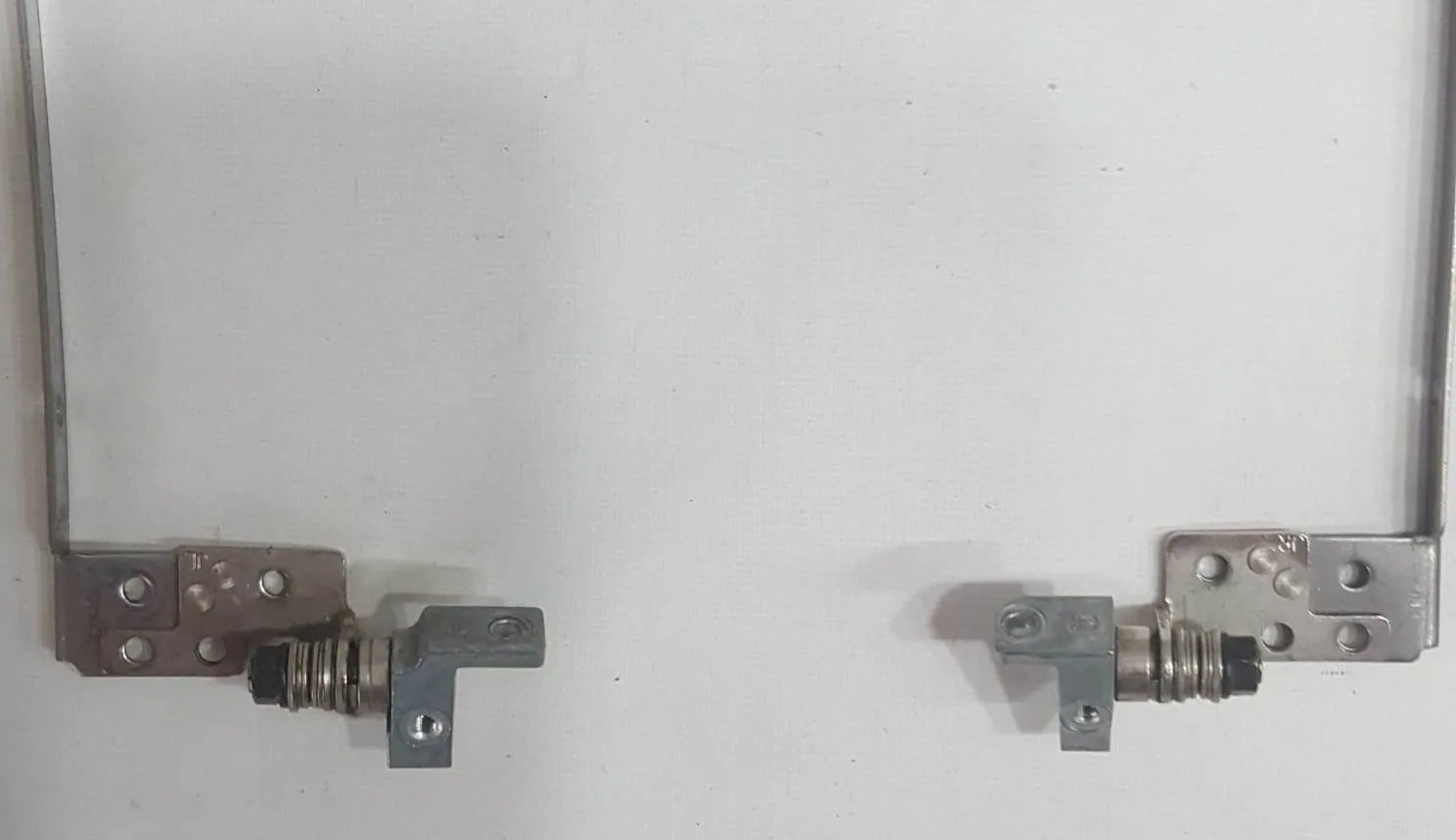 Casper Datron TW3, TW7, TW8, TW9, TW3M gibi serilerde ve Clevo/Mitac TW7 Menteşe takımı