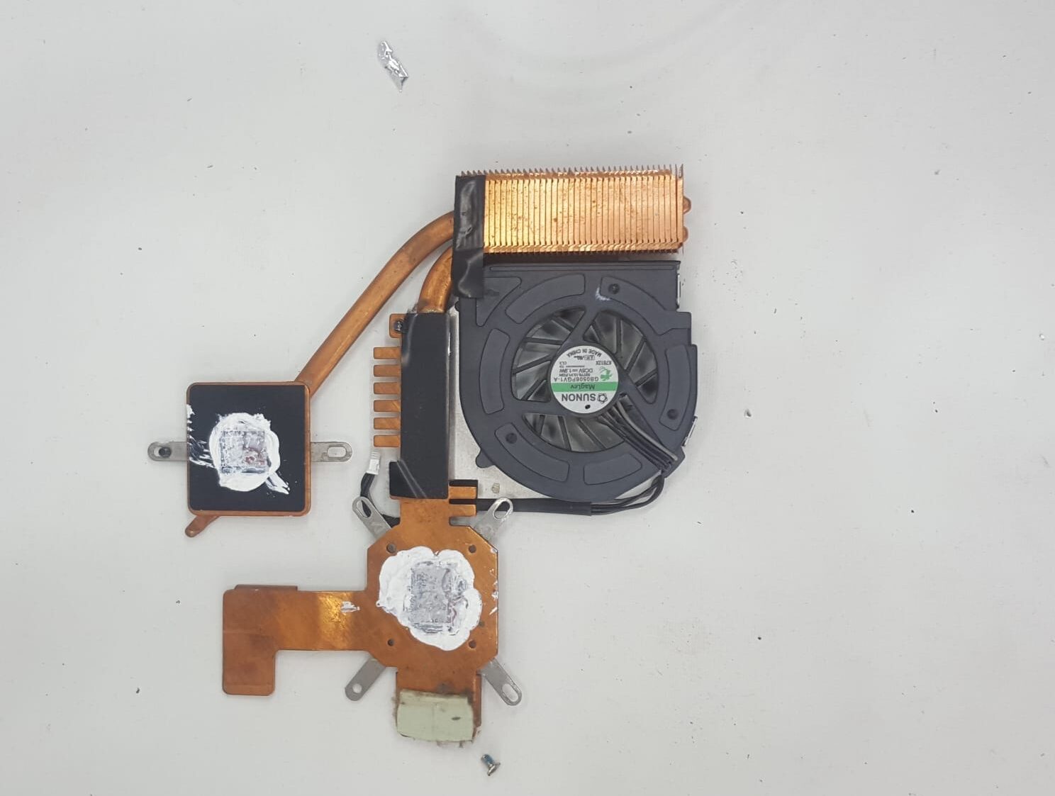 Casper Nirvana TW3 ve TW7 (EAA-89) modelleri için işlemci fanı ve bakır soğutucu blok (heatsink) Casper Nirvana TW3 ve TW7 (EAA-89) modelleri için işlemci fanı ve bakır soğutucu blok (heatsink)
