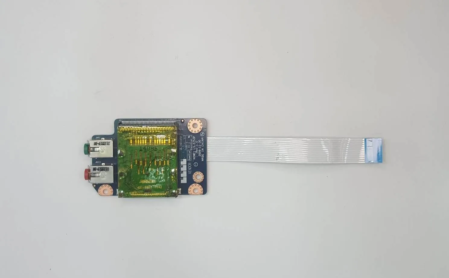 Lenovo Ideapad G560, G565, G560e ve G565e (Model 20042, 20071, 0679, 4365) serisi cihazlarda kart okuyucu ve kulaklık/mikrofon girişleri