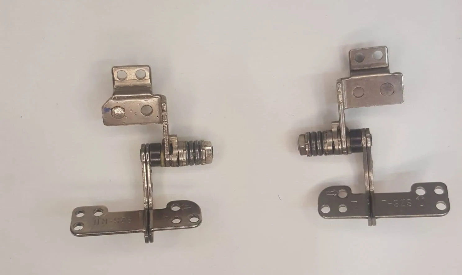 Samsung R518, R520, R522, R525, R540 ve RV510 laptop modeli için menteşe takımı (hinge set)