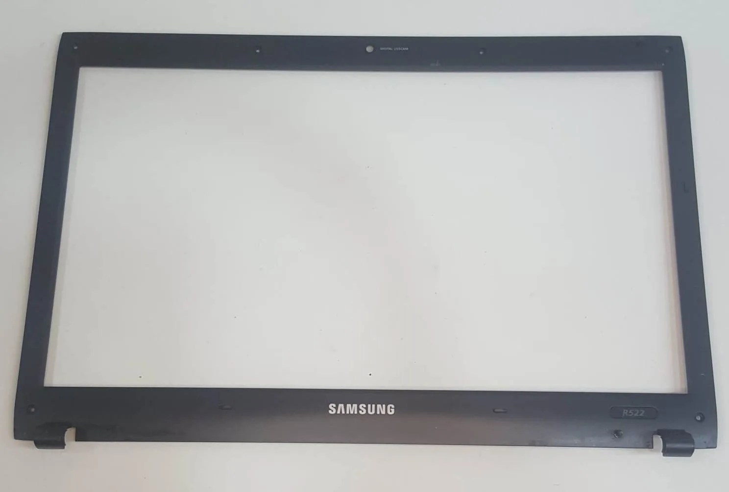 Samsung NP-R522 laptop modeli için LCD ekran ön çerçevesi (bezel)