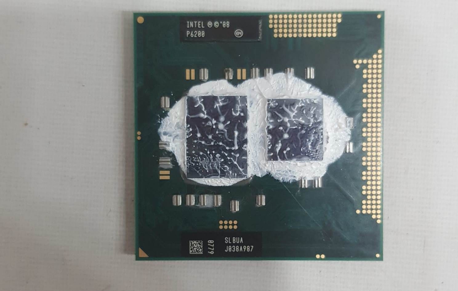SLBUA, 2.13 GHz hızında, 3 MB önbelleğe ve 2 çekirdeğe sahip 1. nesil  Intel Pentium P6200