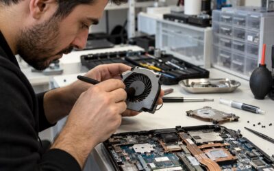Notebook fan temizliği ve termal macun bakımı yapan bilgisayar tamir teknisyeni
