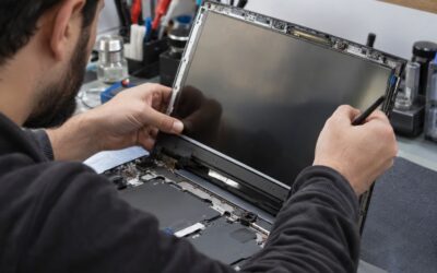 Notebook ekran tamiri yapan teknisyen ve arızalı ekran paneli onarımı