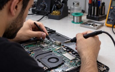 Notebook anakartı üzerinde şarj soketi DC jack onarımı yapan teknisyen