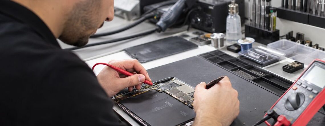 Tablet şarj olmuyor arızası için şarj soketi ve devre kontrolü yapan teknisyen