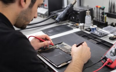Tablet şarj olmuyor arızası için şarj soketi ve devre kontrolü yapan teknisyen