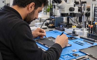 Tablet tamiri yapan uzman teknisyen ve onarım atölyesi
